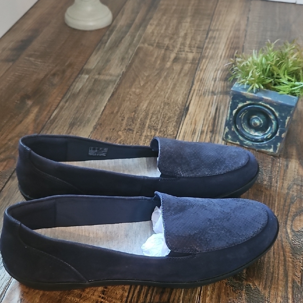 Clarks Cloudsteppers Women's Navy Blue Embossed Suede Slip On‎ Flats - Picture 2 of 11